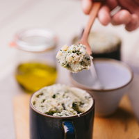 クルミとほうれん草のもちっと蒸しパン、黒いマグカップに盛り付けの写真