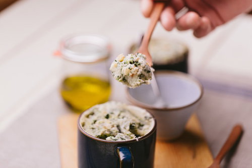 クルミとほうれん草のもちっと蒸しパン、黒いマグカップに盛り付け