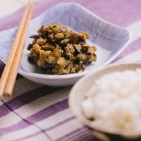 ご飯がススム茄子味噌と白米の食卓、箸と共に並ぶ家庭料理の写真