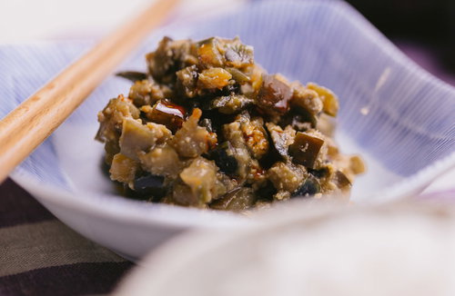 ジューシーなナス味噌を白い器に盛り付けた和食の一品