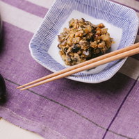 ナスを使った味噌炒め、木の箸が添えられた和食の副菜の写真