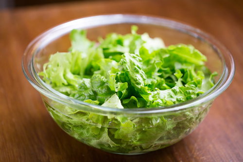 ガラスボウルに盛られたグリーンレタスのサラダ