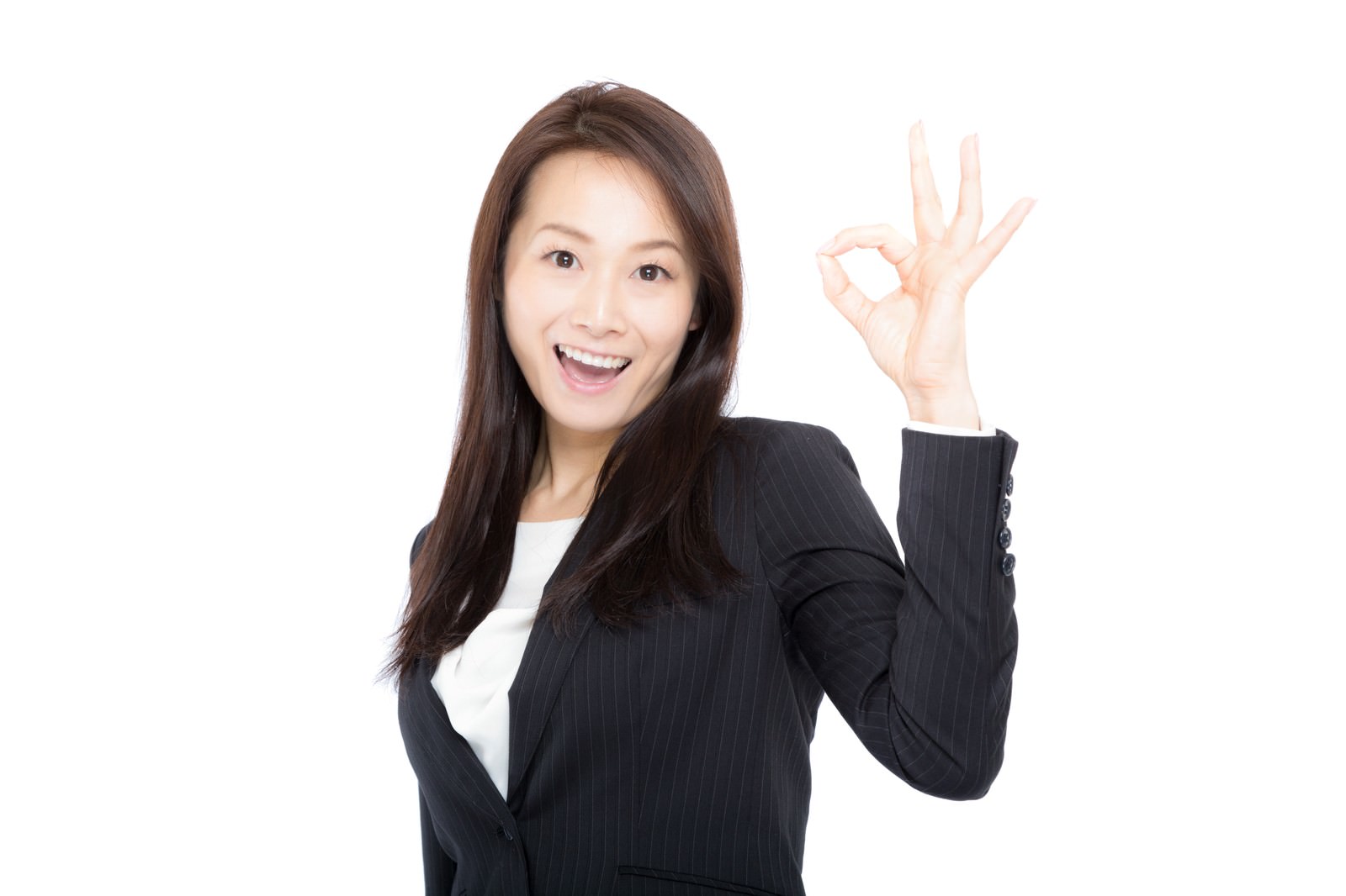 紺色スーツを着た女性がOKサインを作り笑顔で承認を示す［モデル：土本寛子］