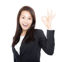 笑顔で「OK」を出す女性上司の写真
