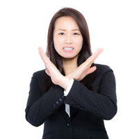 全然話にならないとダメ出しする黒いスーツの女性の写真