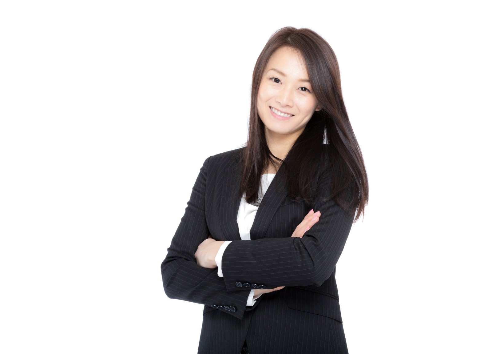 黒いストライプスーツを着て腕を組み笑顔を見せる女性［モデル：土本寛子］