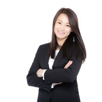 腕組みをして笑顔を見せるスーツ姿の女性上司の写真