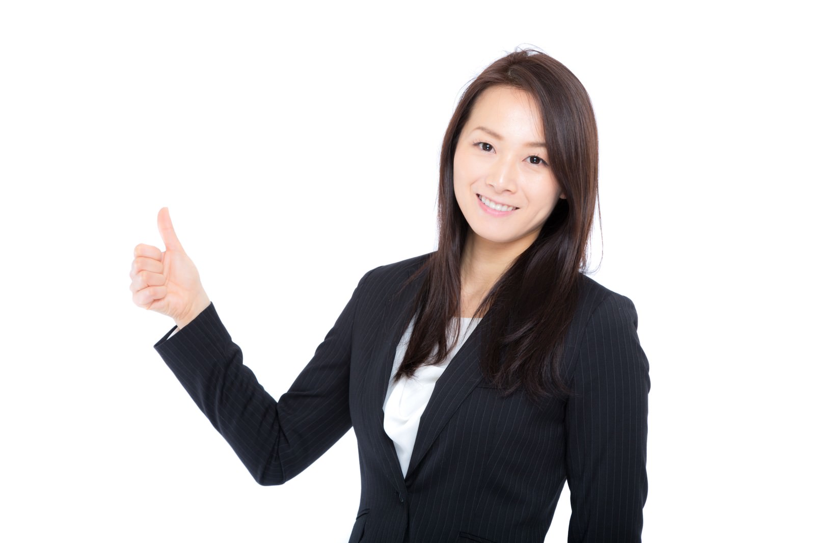 黒いストライプスーツを着た女性が、左手で親指を立てて笑顔を見せている［モデル：土本寛子］
