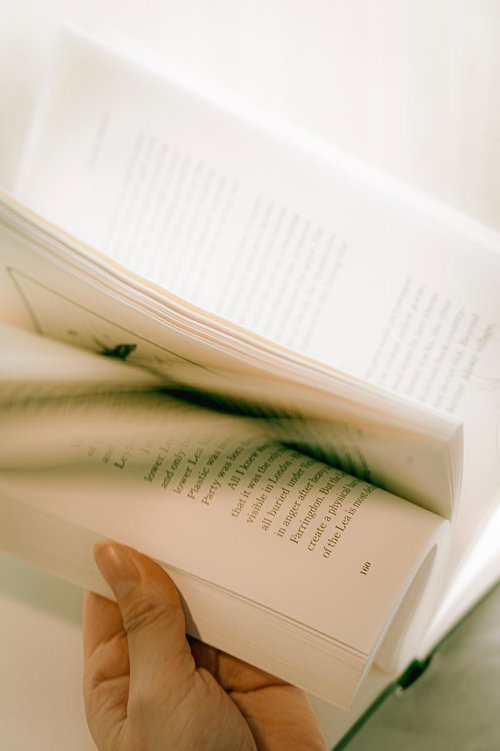 洋書のページをめくる手元のクローズアップ