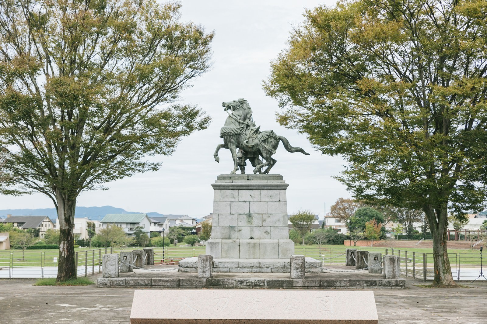 秋の大刀洗公園に立つ菊池武光騎馬像と黄葉