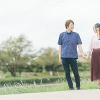 大刀洗公園でデートする手をつなぐ夫婦、福岡の緑に包まれた風景の写真