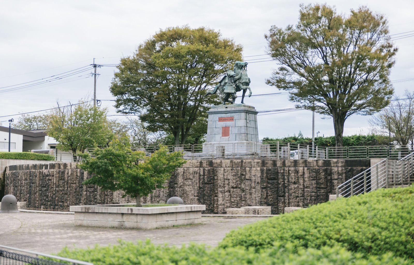 大刀洗公園の菊池武光騎馬銅像と石垣