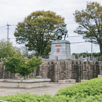 大刀洗公園の菊池武光銅像と石垣、歴史的景観の写真