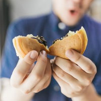 福岡県大刀洗の名物・小豆あんの回転饅頭を二つに割った断面の写真