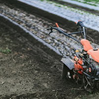 大刀洗の畑で使う赤い耕運機の農作業風景と耕作地の様子の写真