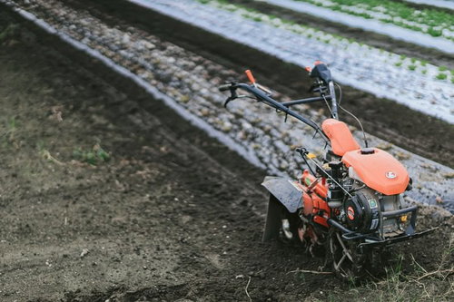 大刀洗の畑で使う赤い耕運機の農作業風景と耕作地の様子