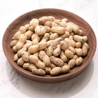 木製のお盆に盛られた殻付きの落花生とピーナッツの写真