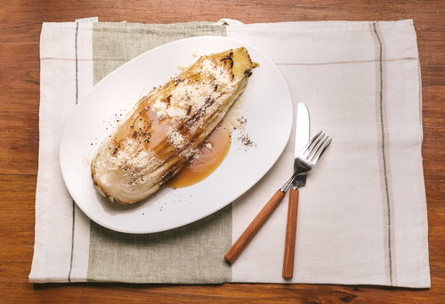 秋の深い森を流れる渓流と紅葉