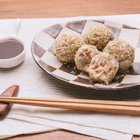 白い皿に盛られた里芋のコロッケ（ノンフライ）の写真