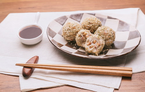 白い皿に盛られた里芋のコロッケ（ノンフライ）