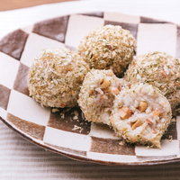 白いお皿に盛り付けたピーナッツ入りノンフライコロッケの写真