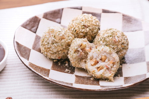 白いお皿に盛り付けたピーナッツ入りノンフライコロッケ