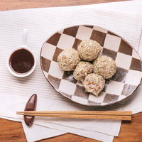 揚げないヘルシーな里芋コロッケとソースの盛り付けの写真