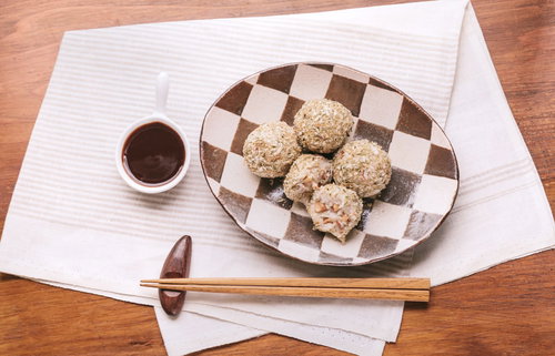 揚げないヘルシーな里芋コロッケとソースの盛り付け