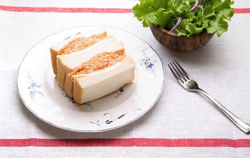 千切りした人参がまるまる1本つかったおいしかぁ～便のサンドイッチ