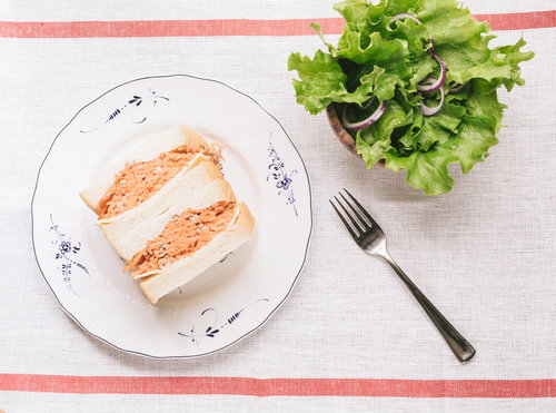 にんじんマリネをたっぷり挟んだサンドイッチ