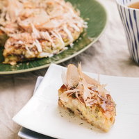 お好み焼きには鰹節と青のりをたっぷりトッピングの写真