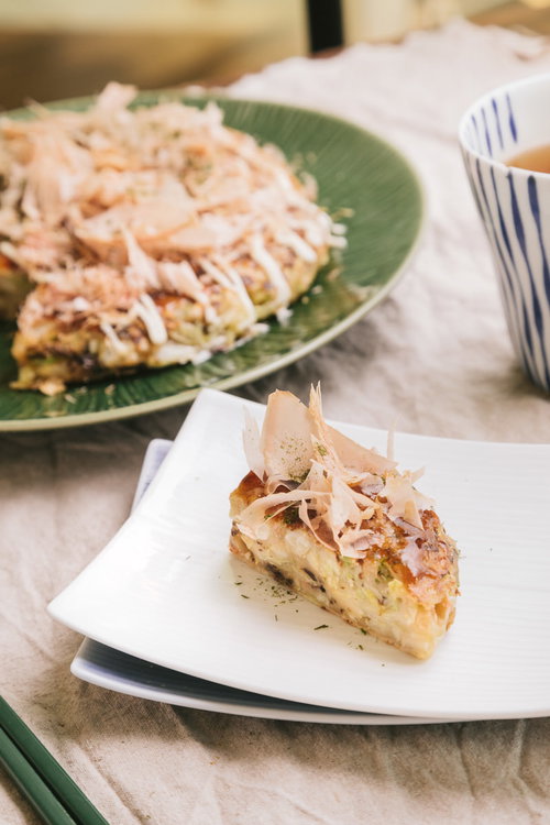お好み焼きには鰹節と青のりをたっぷりトッピング