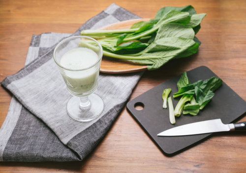 小松菜で作ったヘルシーなスムージーと調理工程