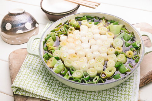 牛脂で焼いてから煮込むので、肉なしでも満足！ネギすき鍋料理