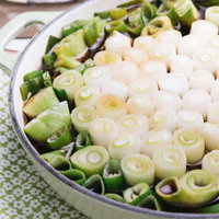 長ネギを使った鍋料理の調理風景、白ネギと青ネギを並べた準備風景の写真