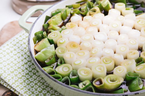 長ネギを使った鍋料理の調理風景、白ネギと青ネギを並べた準備風景