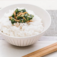 ご飯とニラ醤油は相性抜群、白いお茶碗に盛った朝食の写真