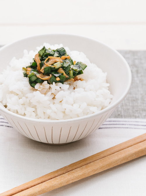ご飯とニラ醤油は相性抜群、白いお茶碗に盛った朝食
