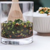 ご飯のお供に万能ニラ醤油と白いお茶碗の朝食の写真