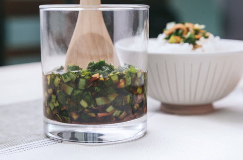 ご飯のお供に万能ニラ醤油と白いお茶碗の朝食