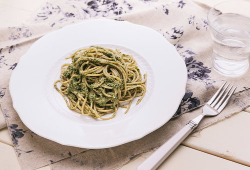 白い皿に盛った芹のジェノベーゼ風パスタ、イタリアン料理