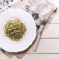 白い皿に盛ったセリのジェノベーゼ風パスタの写真