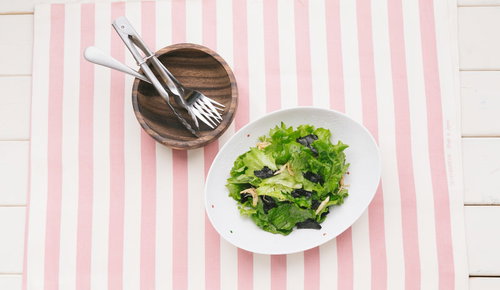 木製のサーバーでサラダを取り分ける、新鮮なグリーンサラダ