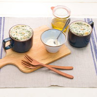 おいしかぁ～便のほうれん草を使った緑色の蒸しパンの写真