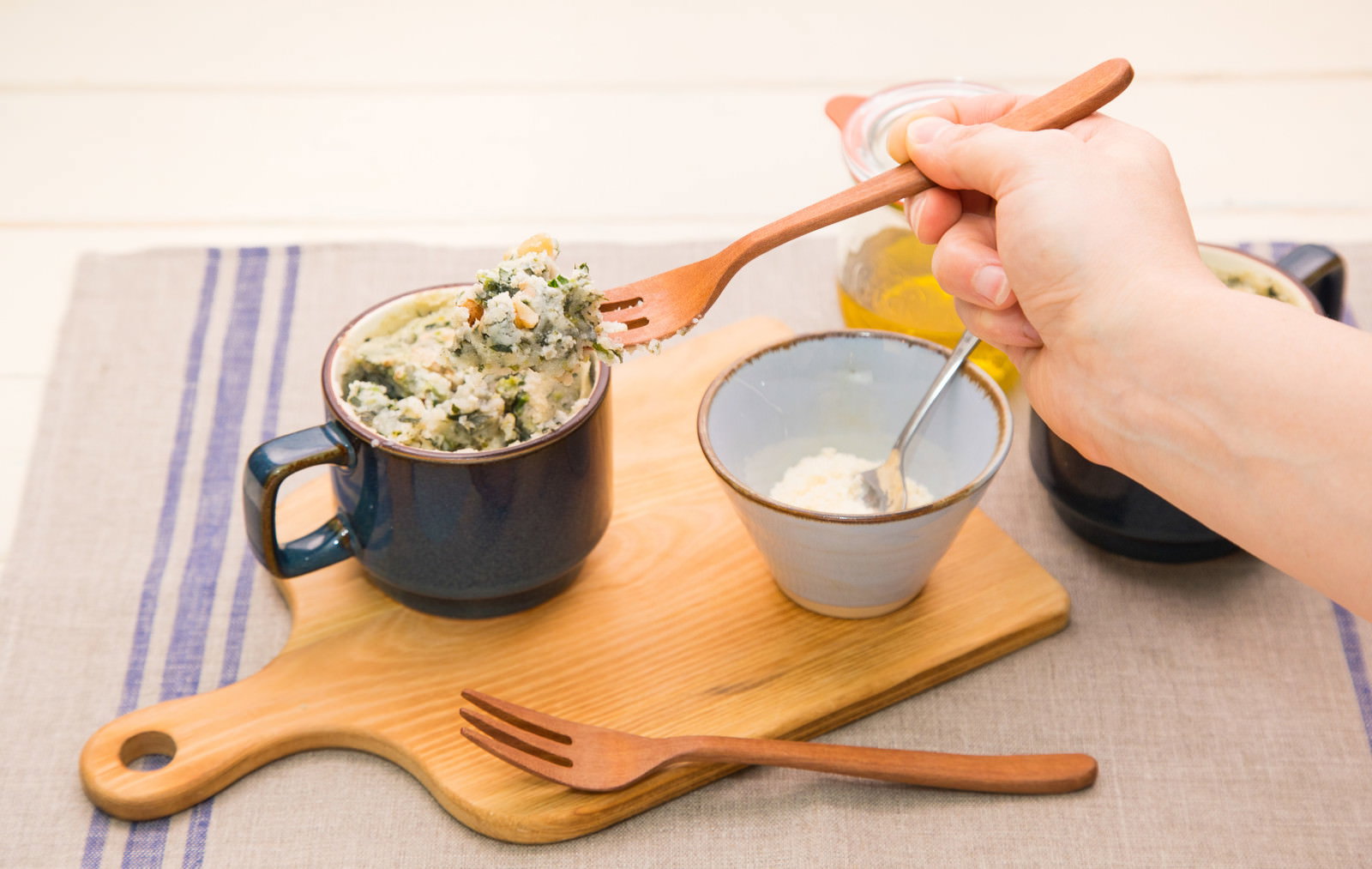 マグカップのほうれん草蒸しパンと木製スプーン