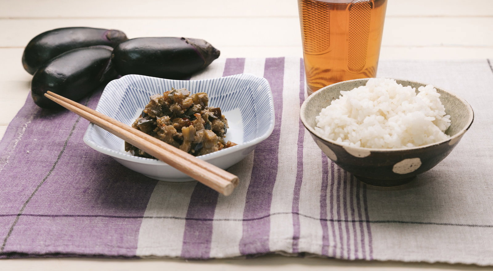 茄子味噌とご飯が並ぶ和食の食卓