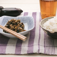 ご飯と相性抜群の茄子味噌の食卓～箸とお茶で彩る和食の時間の写真
