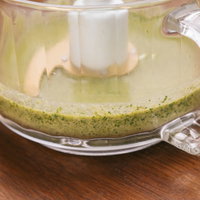 ミキサーで細かく砕いた小松菜のスムージーの写真