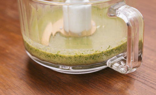 ミキサーで細かく砕いた小松菜のスムージー