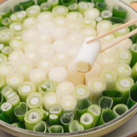 牛脂で焼いてから作る。ネギすき鍋の写真